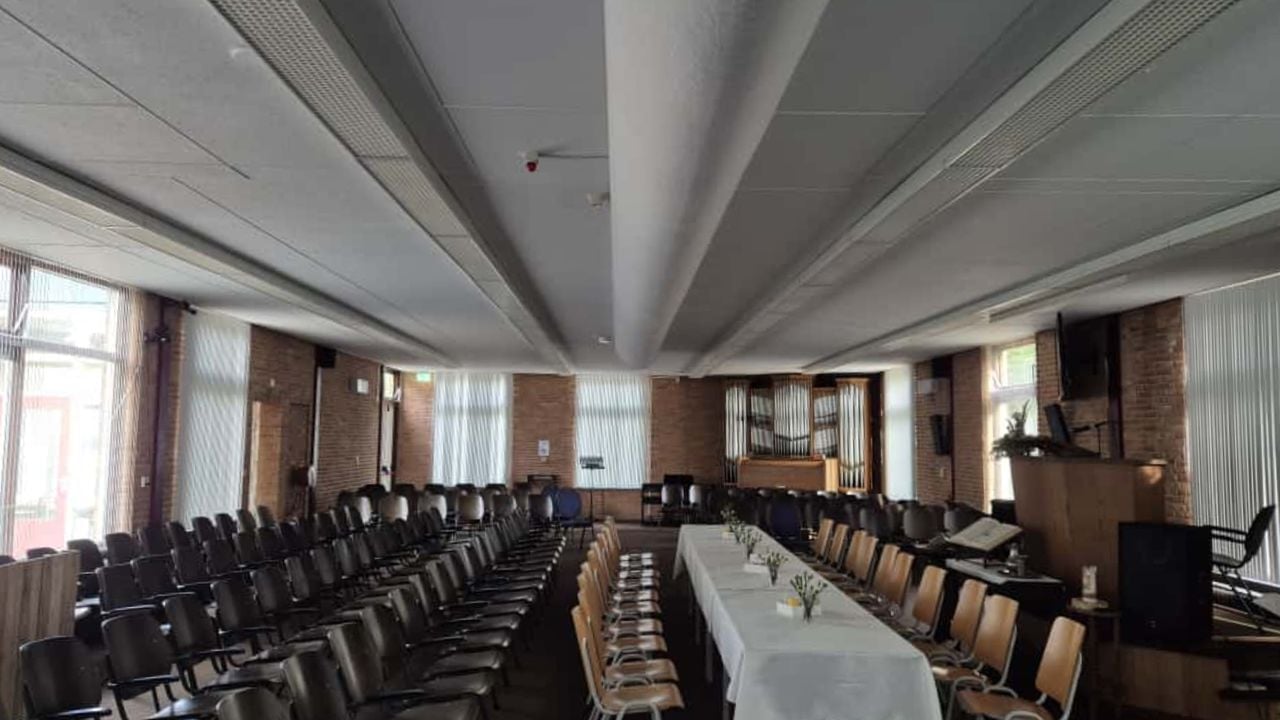 De kerkzaal in De Voorhof heeft een erg laag plafond (foto: Niek de Bruijn).