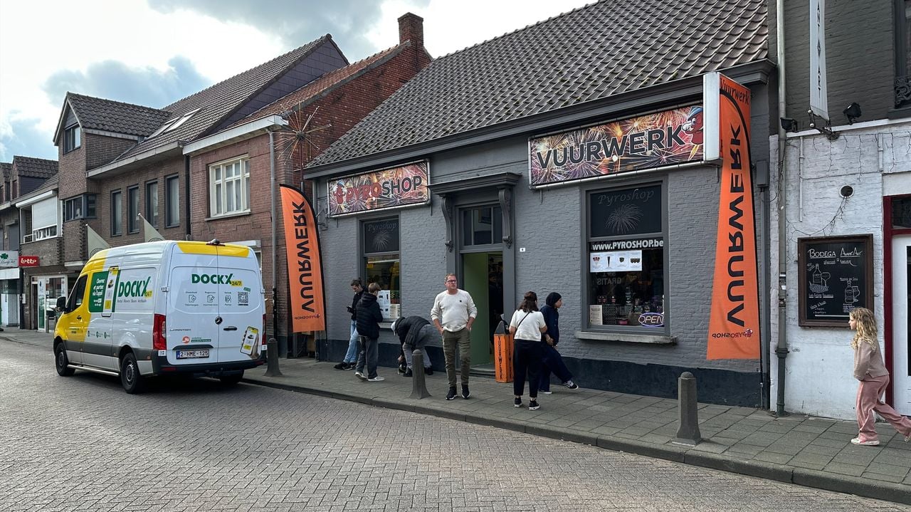 Geen topdrukte, maar wel veel klanten bij de vuurwerkwinkels in Baarle-Hertog (foto: Ronald Sträter).