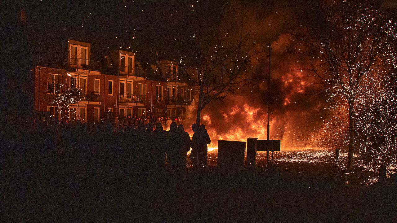 Het in brand steken van sloopauto's rond de jaarwisseling is traditie in Veen (foto: SQ Vision).