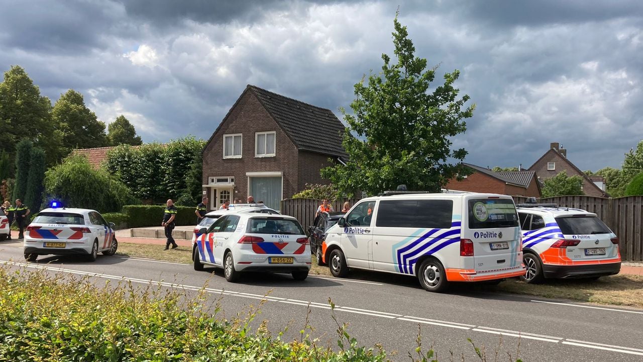 Vier Nederlandse en twee Belgische politieauto's achtervolgden de auto.