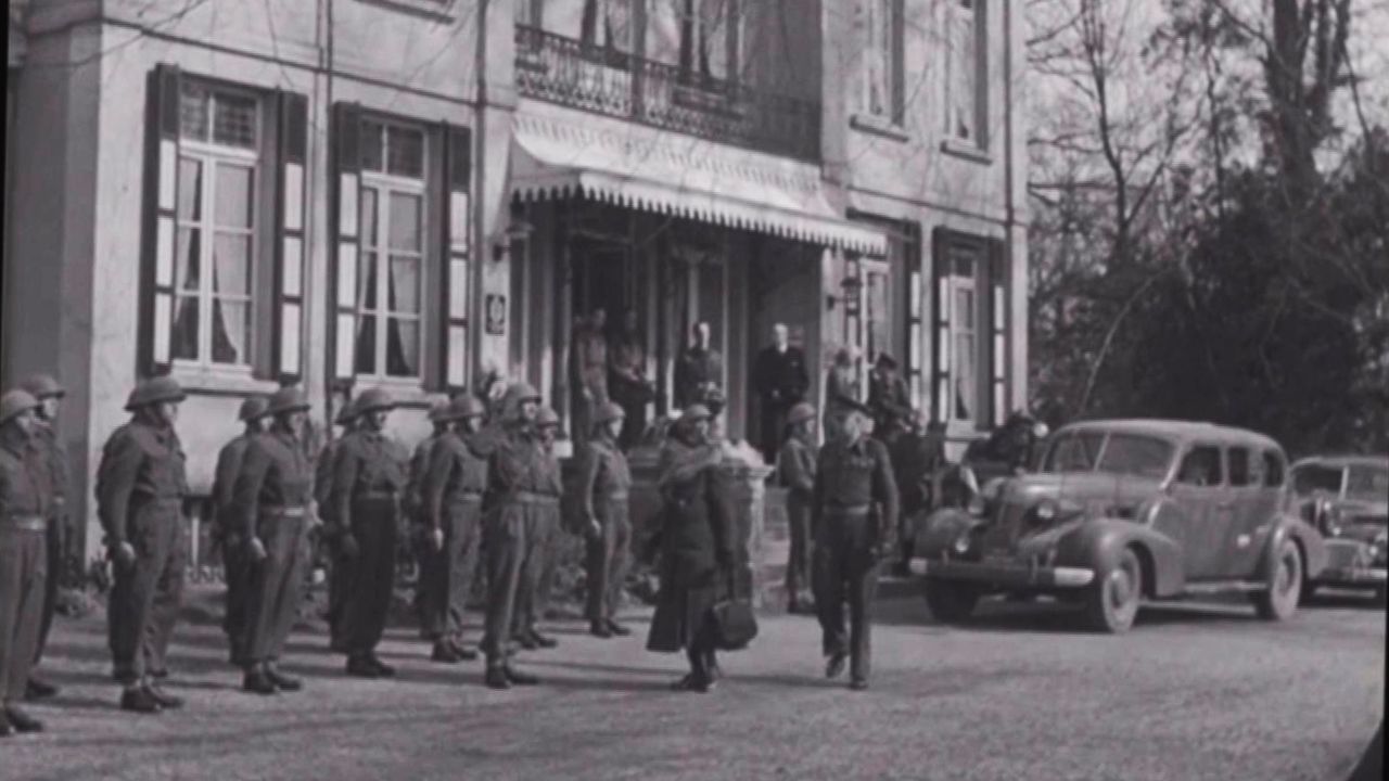 Koningin Wilhelmina inspecteert in mei 1945 de wacht voor de deur van Anneville.