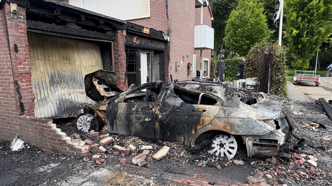 Dit is alles wat er over is van de Mercedes van Manolito (Foto: Imke van de Laar)