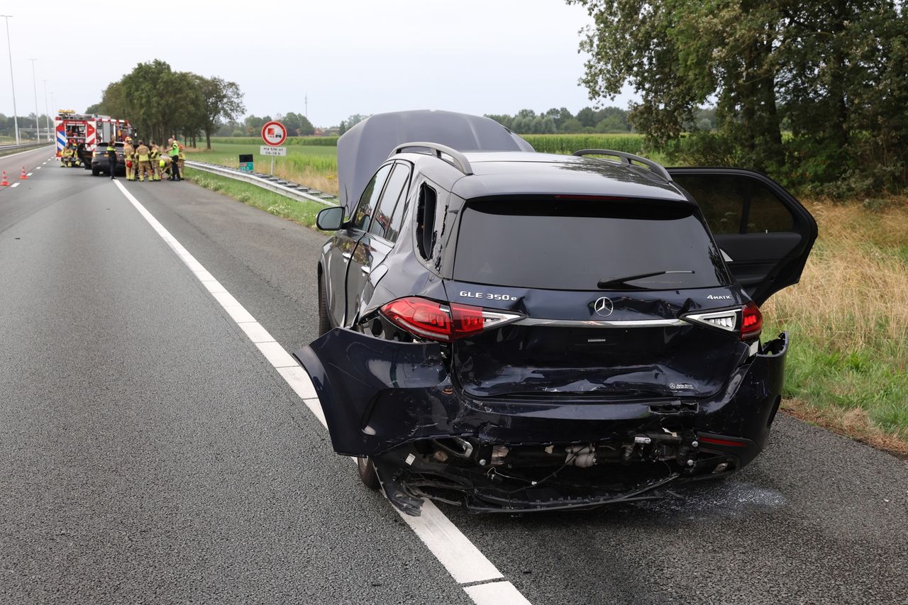 Hoe de drie auto's op de A58 op elkaar konden botsen, wordt onderzocht (foto: Sander van Gils/SQ Vision).