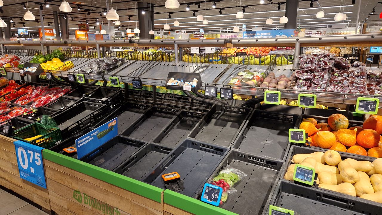 Ook lege schappen op de fruitafdeling bij Albert Heijn (foto: Noël van Hooft)