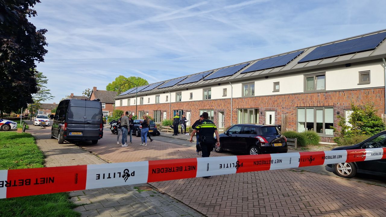De Violenstraat in Veghel is na de vondst van de dode afgezet (foto: Noël van Hooft).