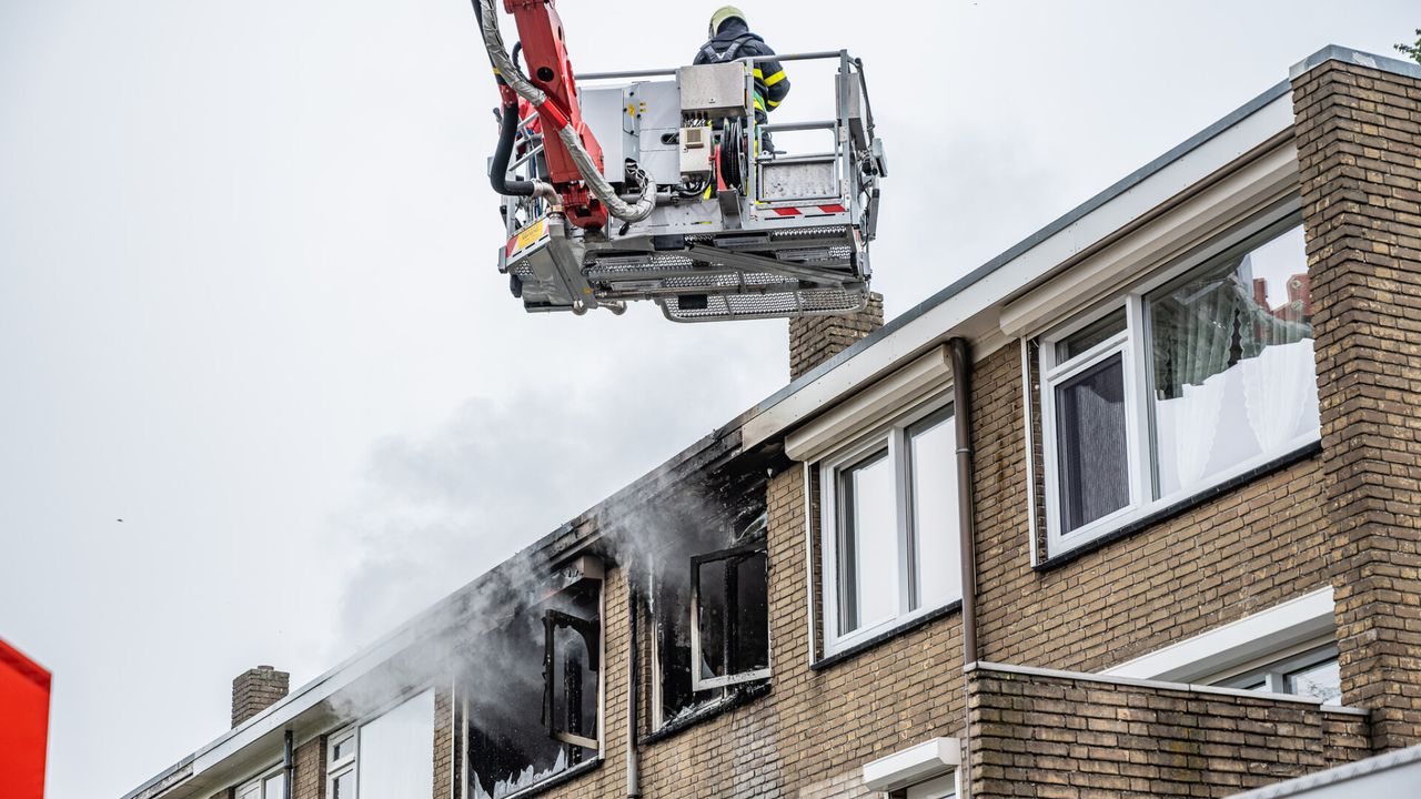 De schade aan het huis in de Postelse Hoeflaan in Tilburg is aanzienlijk (foto: Jack Brekelmans/SQ Vision).