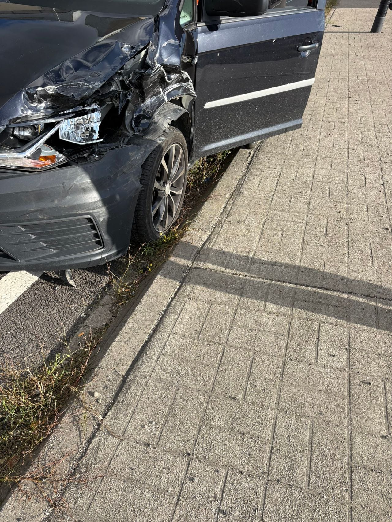 De bus liep schade op aan de rechtervoorzijde (foto: weginspecteur Robert/X).