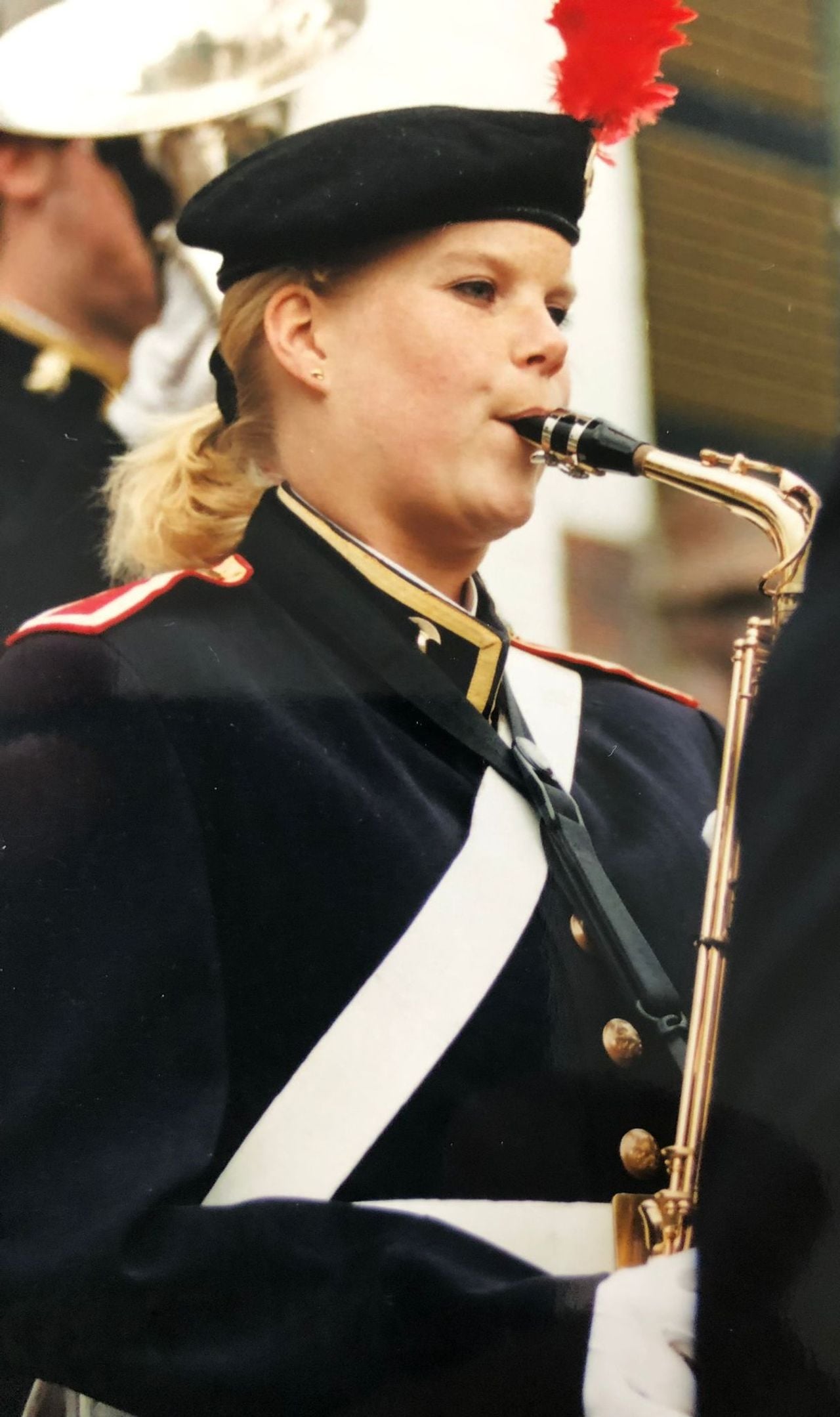 Nicole Adams als saxofoniste van het Fanfarekorps Koninklijke Landmacht (privéfoto).