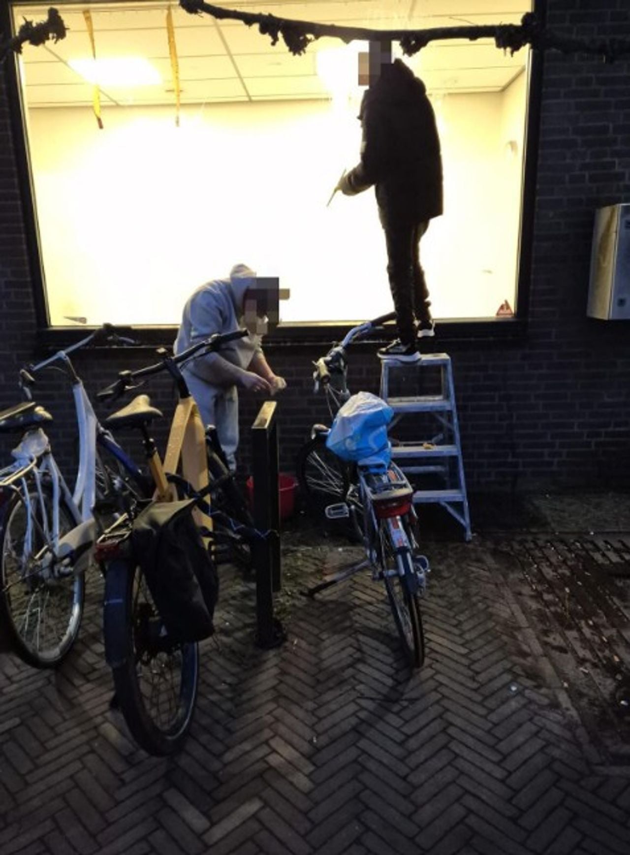 Met het schoonmaken van de winkelruiten in Geldrop zit de straf voor de jongeren er nog niet op, ze worden doorverwezen naar HALT (foto: Instagram jeugdagenten Dommelstroom-Zuid).