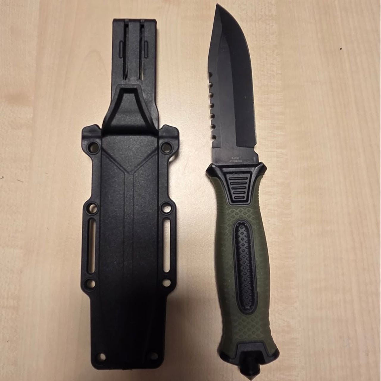 Een man gooide een mes weg tijdens het vluchten (foto: politie Helmond).