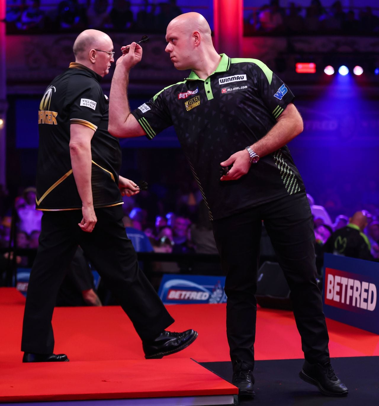 Het duel tussen Michael van Gerwen en Andrew Gilding ging op en neer (foto: Taylor Lanning/PDC).