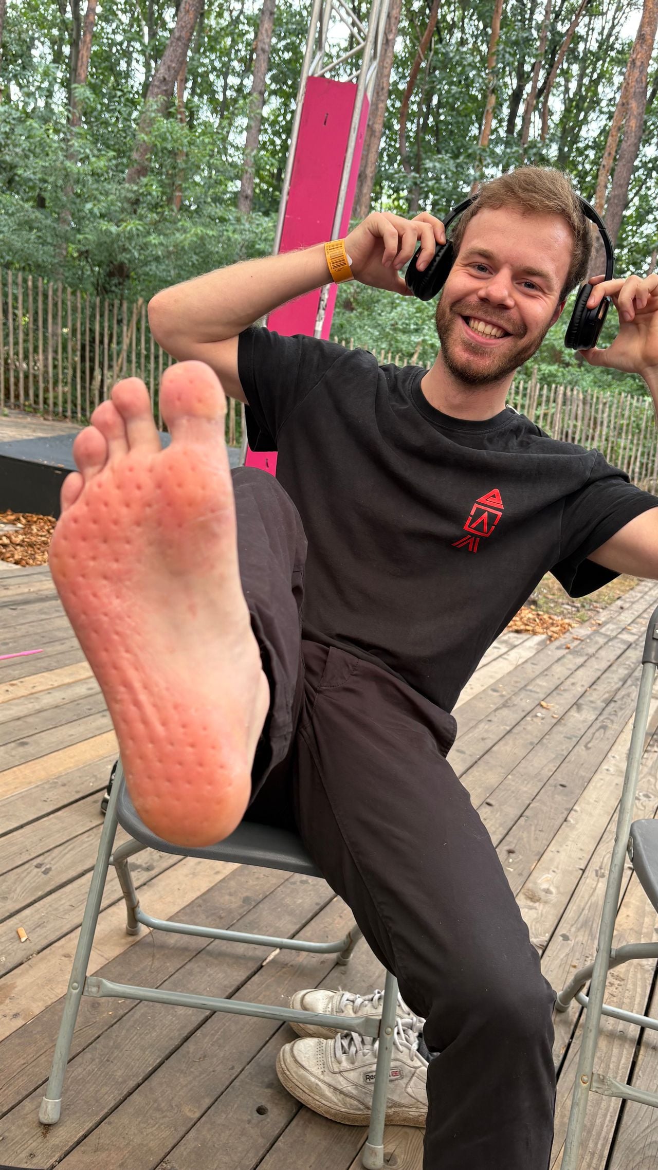 Jeroen laat zijn voet zien nadat hij op de spijkermat heeft gestaan (Foto: Imke van de Laar)