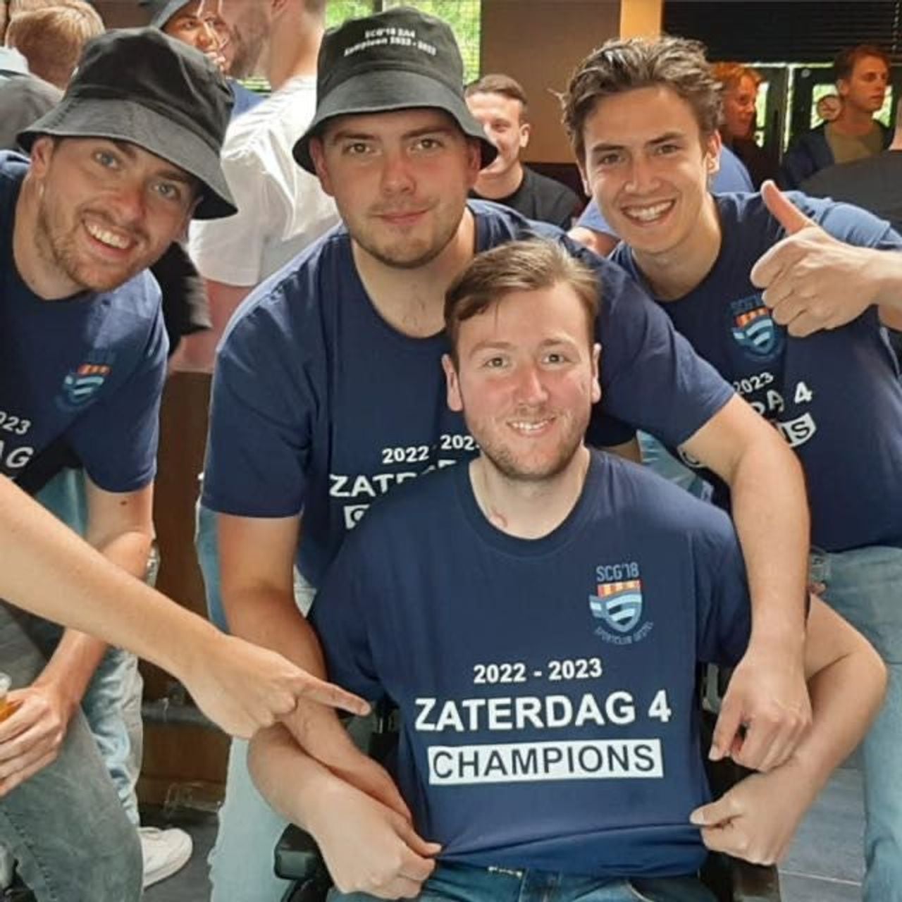 Harm Schellekens (onder) met een aantal spelers van het vierde van SCG'18.