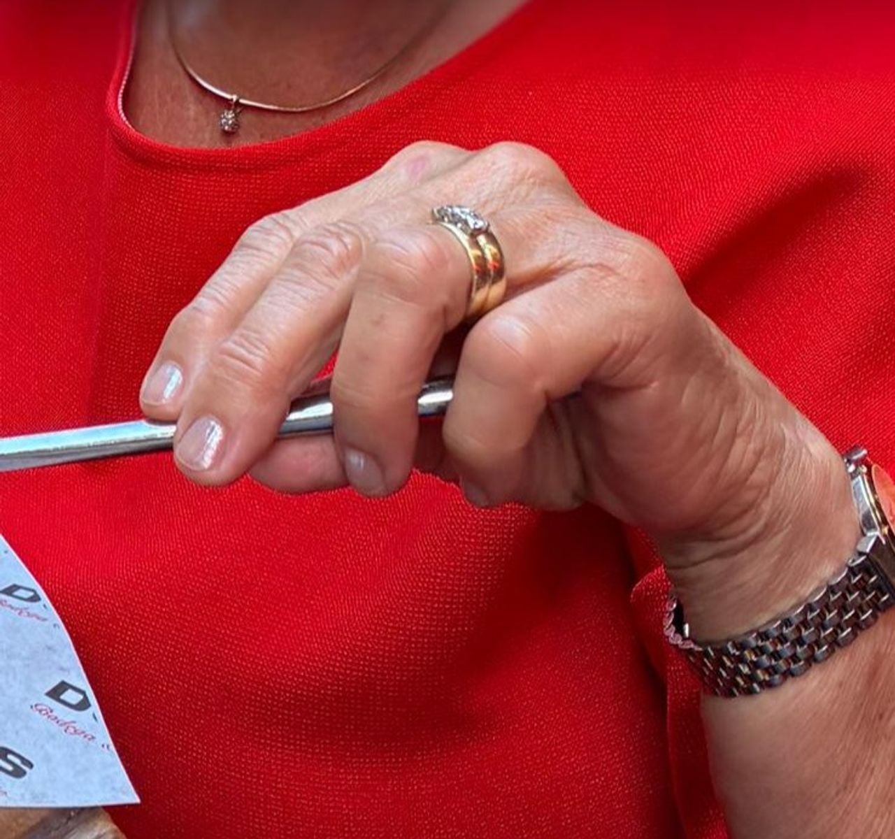 De trouwring van Tiny.