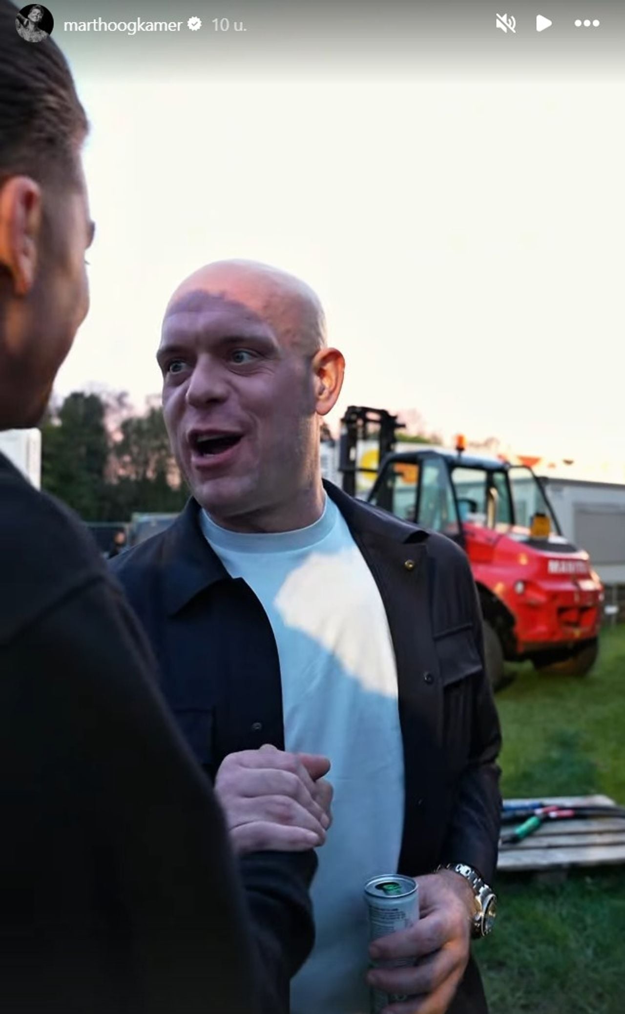 Michael van Gerwen en Mart Hoogkamer sluiten voorafgaand aan het optreden een afspraak om samen op het podium te staan (foto: Instagram Mart Hoogkamer).