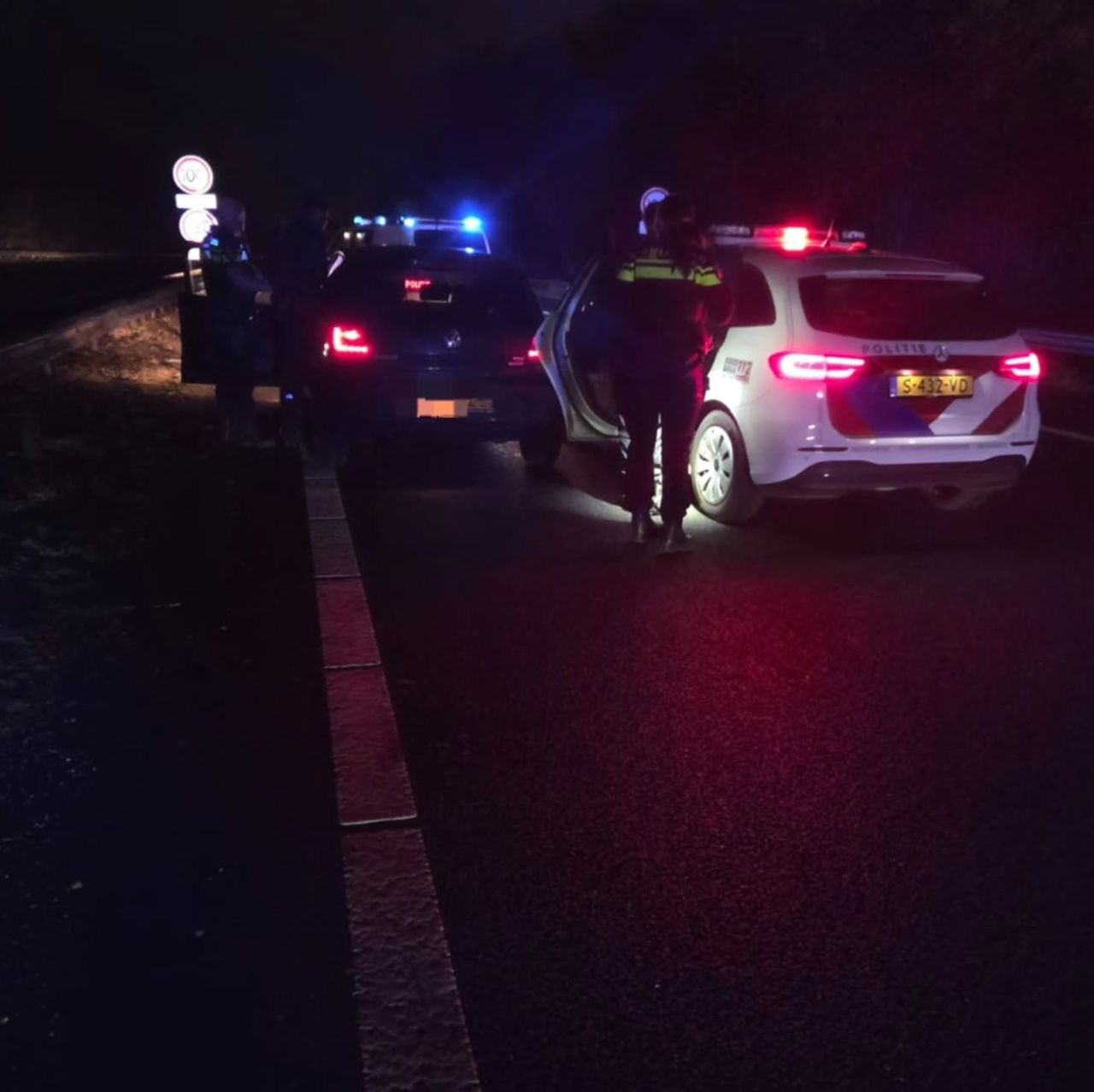 De auto werd na een achtervolging klemgereden (foto: Politie_Someren/Instagram).