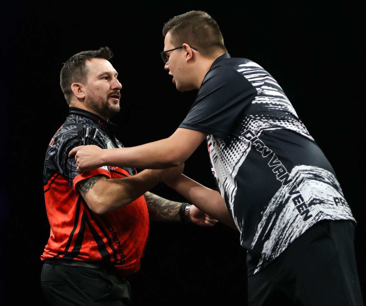 Gian van Veen (rechts) rekende in de eerste ronde in Aberdeen knap af met koploper Jonny Clayton (foto: PDC).