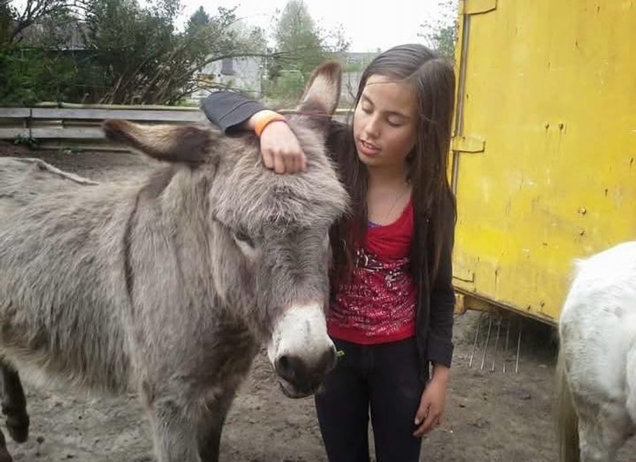 Emma-Lee en ezel Nono zo'n veertien jaar geleden (foto: Emma-Lee van Huijgevoort)