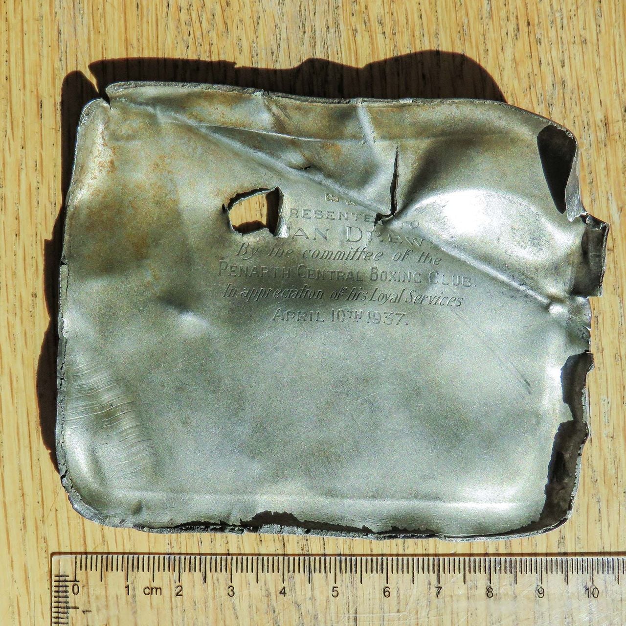 Filip vond het zilverwerk met zijn metaaldetector (foto: Filip). 