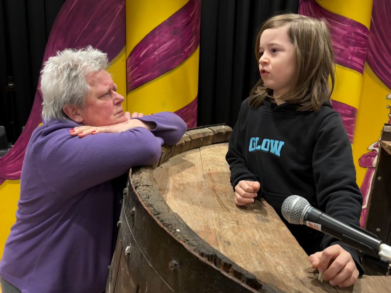 Goochelaar Fons overlegt met zijn coach Mars (foto: Karin Kamp).