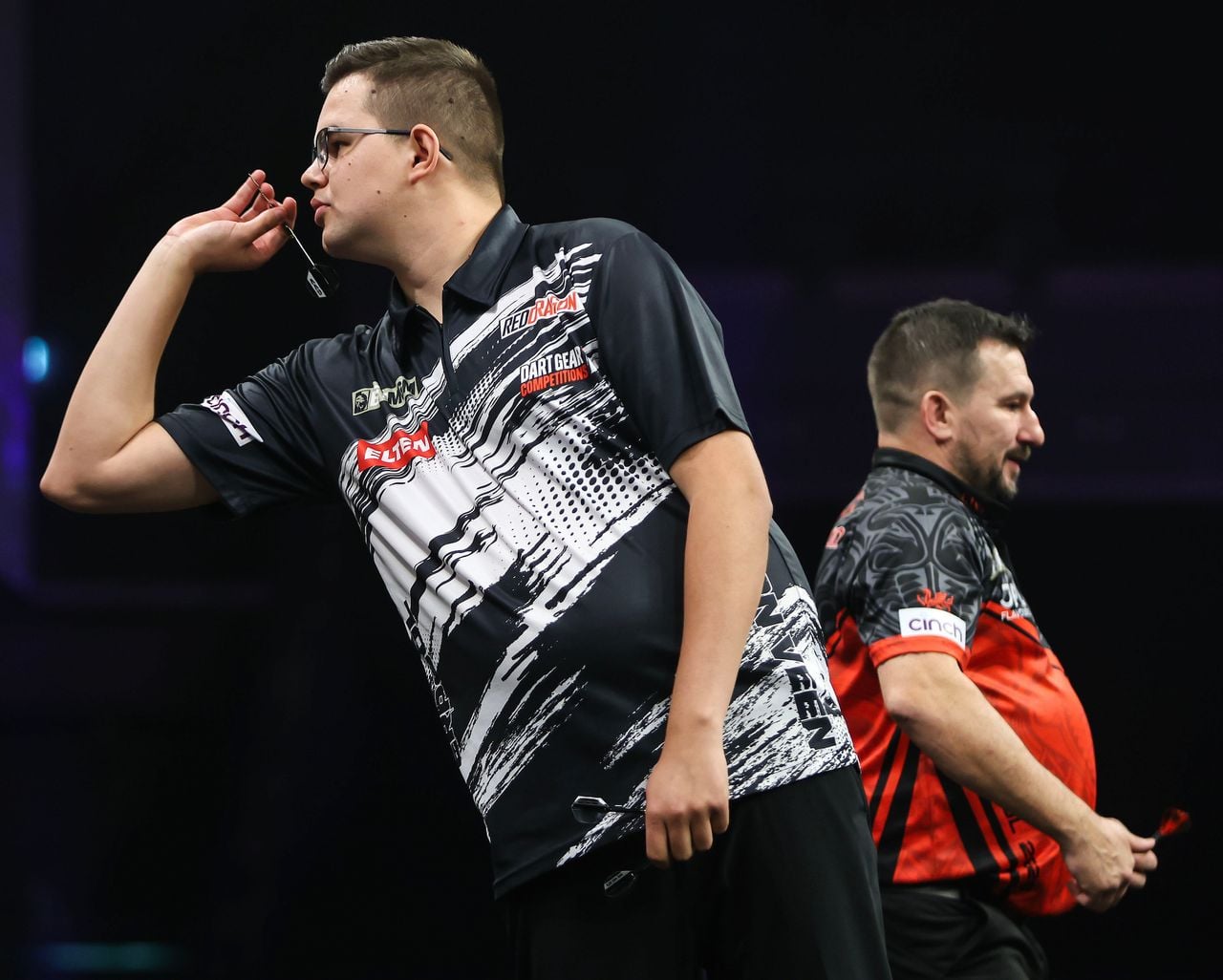 Gian van Veen en Jonny Clayton maakten er een boeiend duel van (foto: PDC).