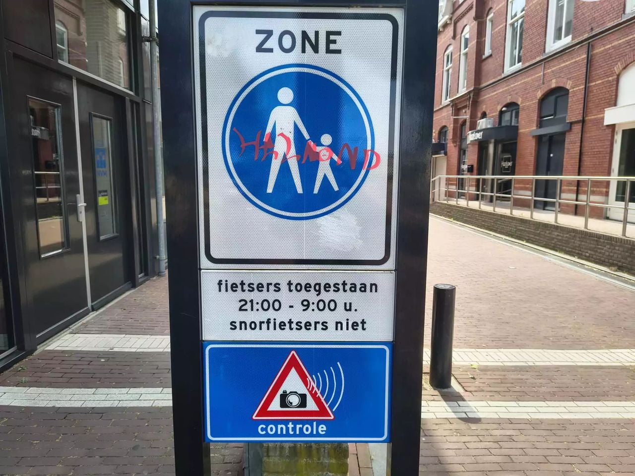 Voor de straat staat een bord (foto: Dit is Helmond).
