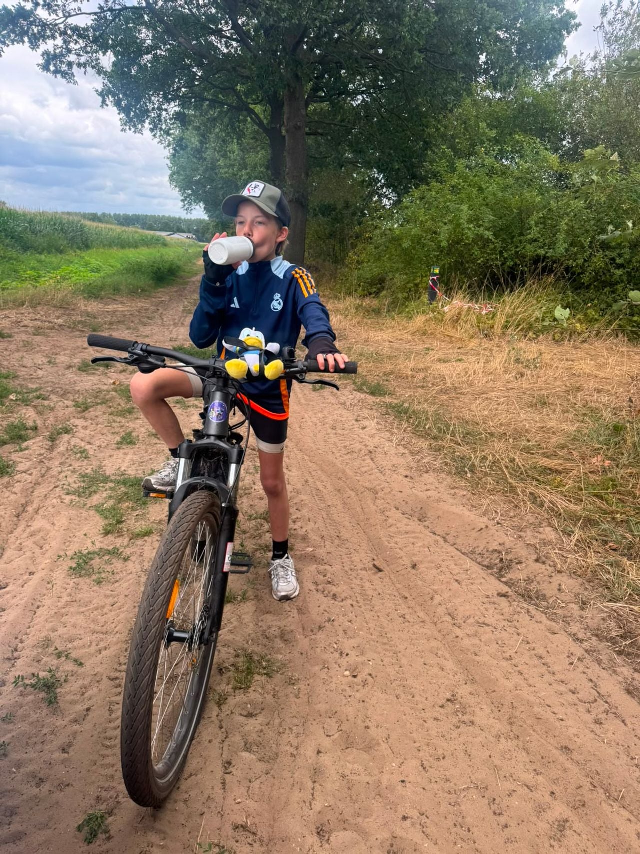 Sam neemt tijdens zijn fietstocht de nodige pauzes (foto: privé).