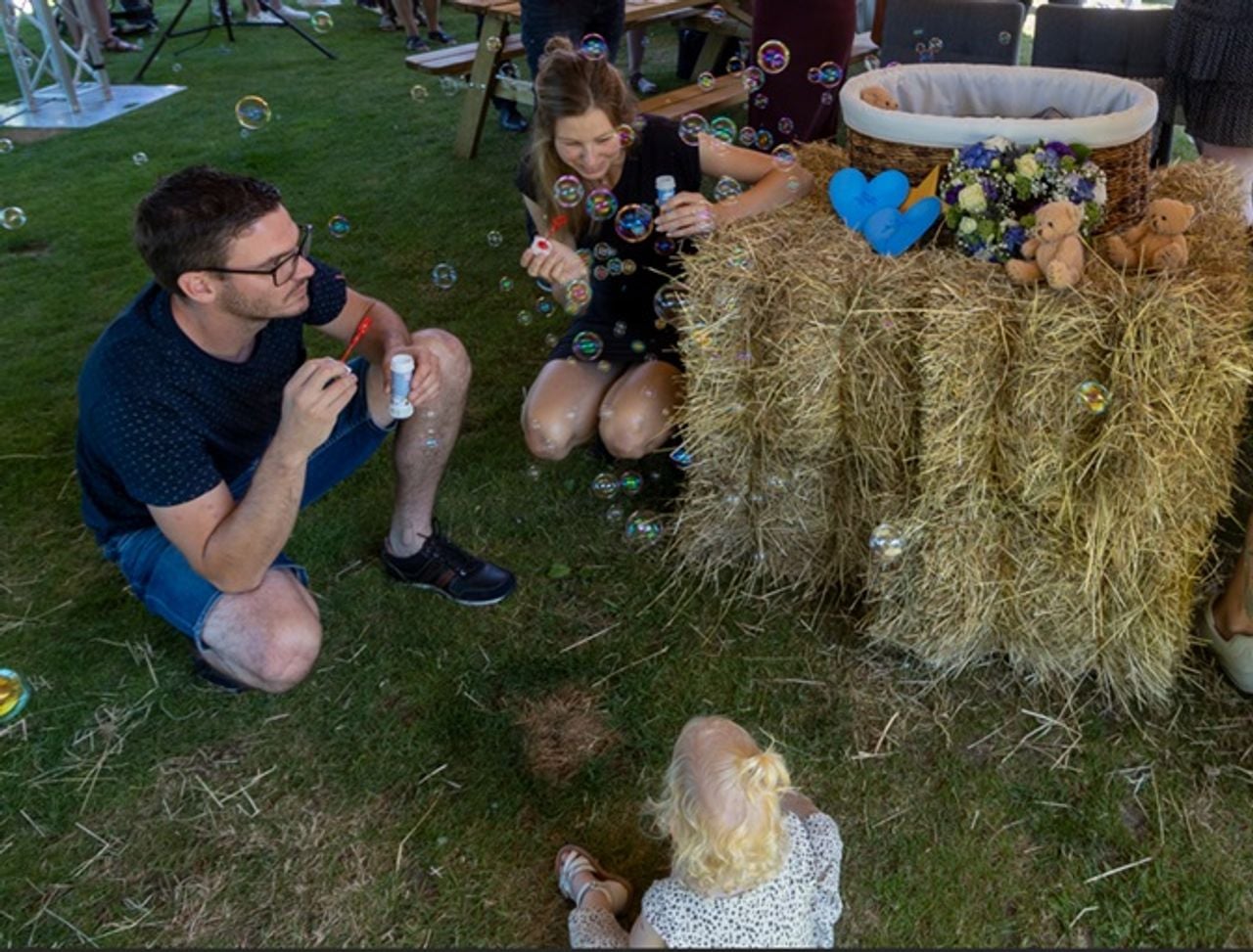 De afscheidsdienst voor Mats in de tuin bij Rachel en Ard (eigen foto).