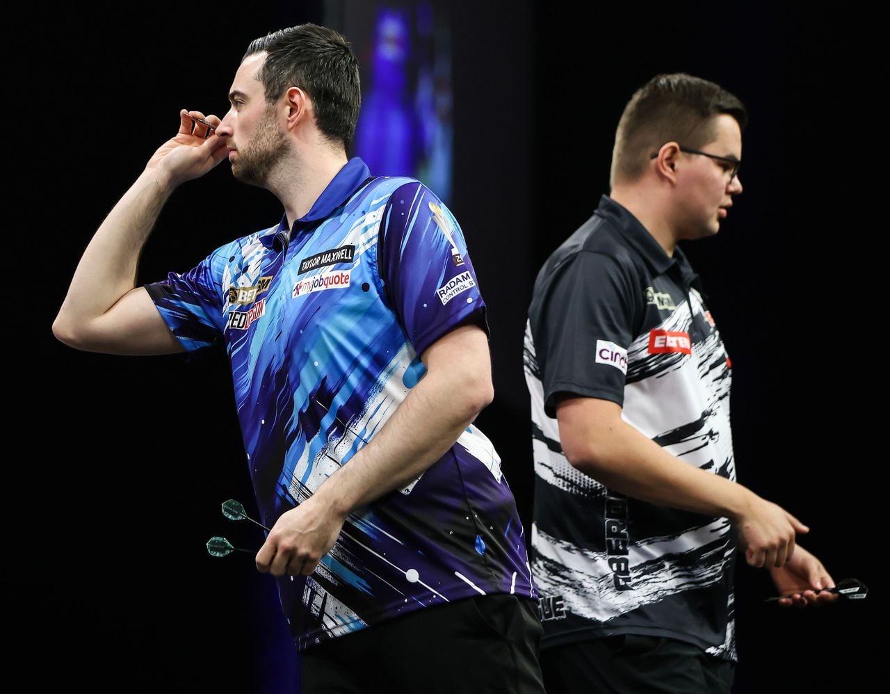 Luke Humphries (links) had aan één break voldoende om Gian van Veen te verslaan (foto: PDC).