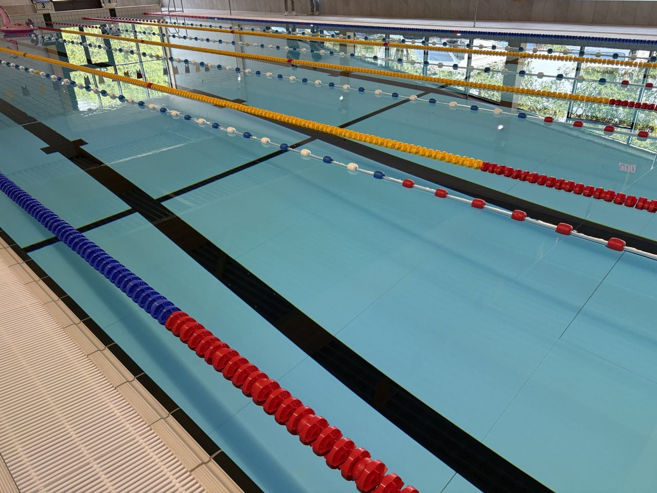 In het zwembad kunnen ook wedstrijden worden gehouden (foto: Karin Kamp).