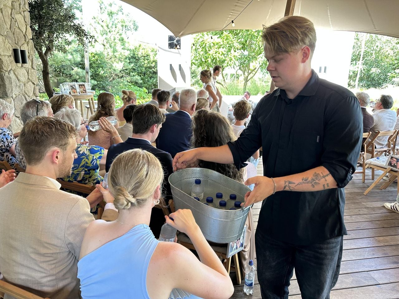 Tijdens de bruiloft werden flesjes met koud water uitgedeeld. (foto: Floortje Steigenga)
