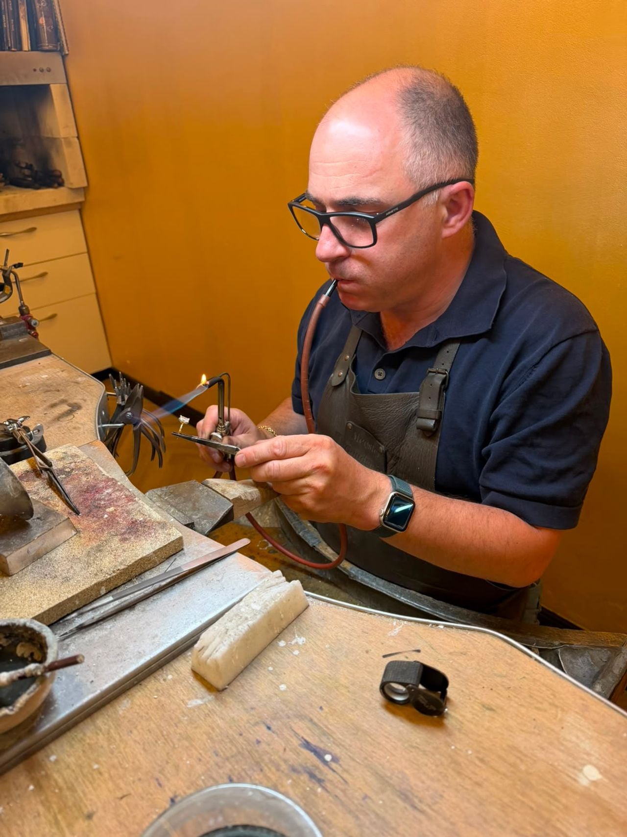Derk Mathon aan het werk in zijn smederij (foto: Derk Mathon).
