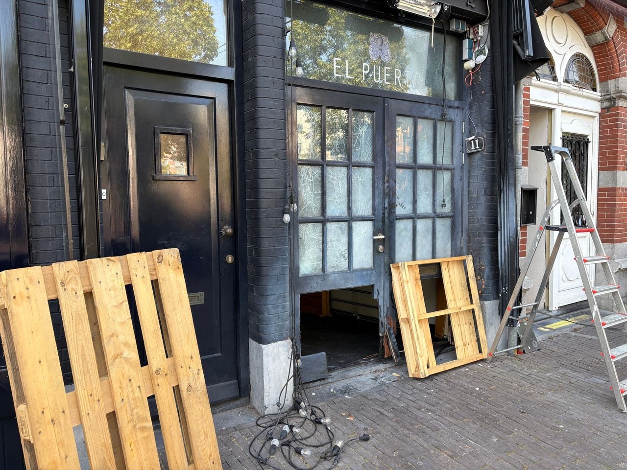 De kapotte pui van El Puerto na de explosie (foto: Wilco Zonneveld).