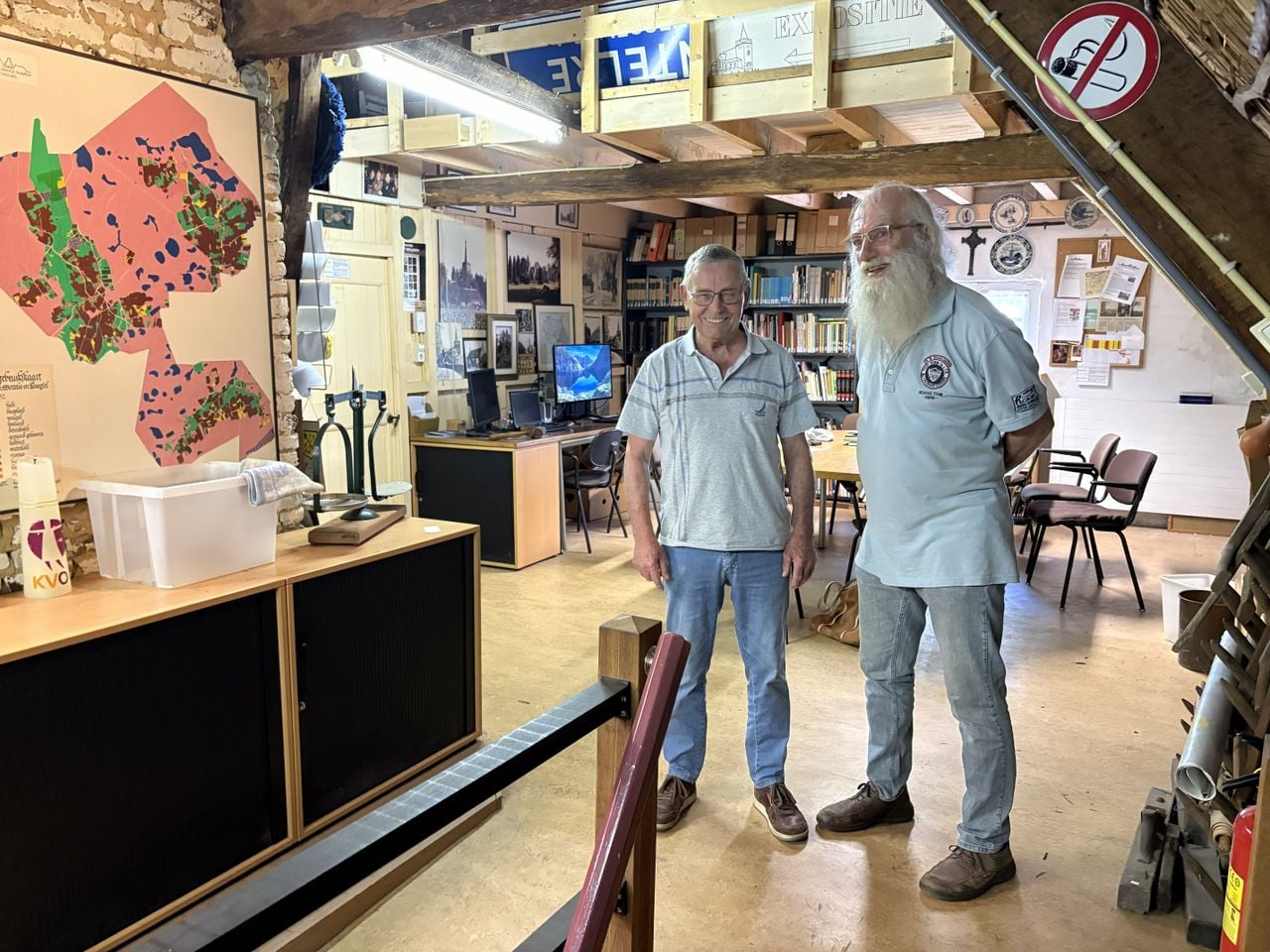 Harrie en Kees omringen zich graag met de verhalen van vroeger (Foto: Karin Kamp).