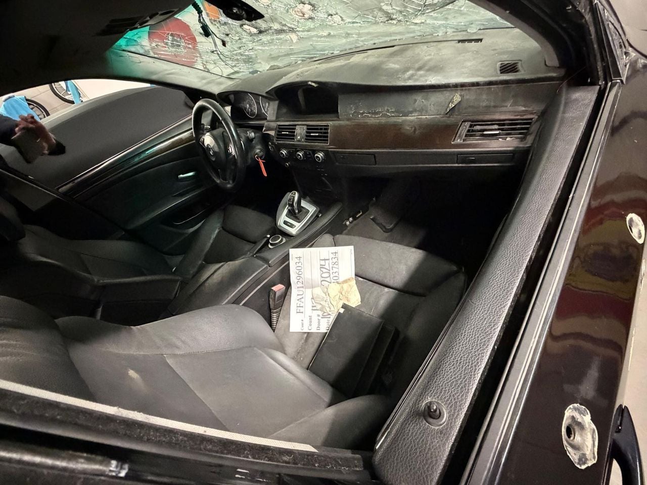 Er liggen zelfs nog spullen die op de filmset zijn gebruikt in de auto (foto: eigen beeld).