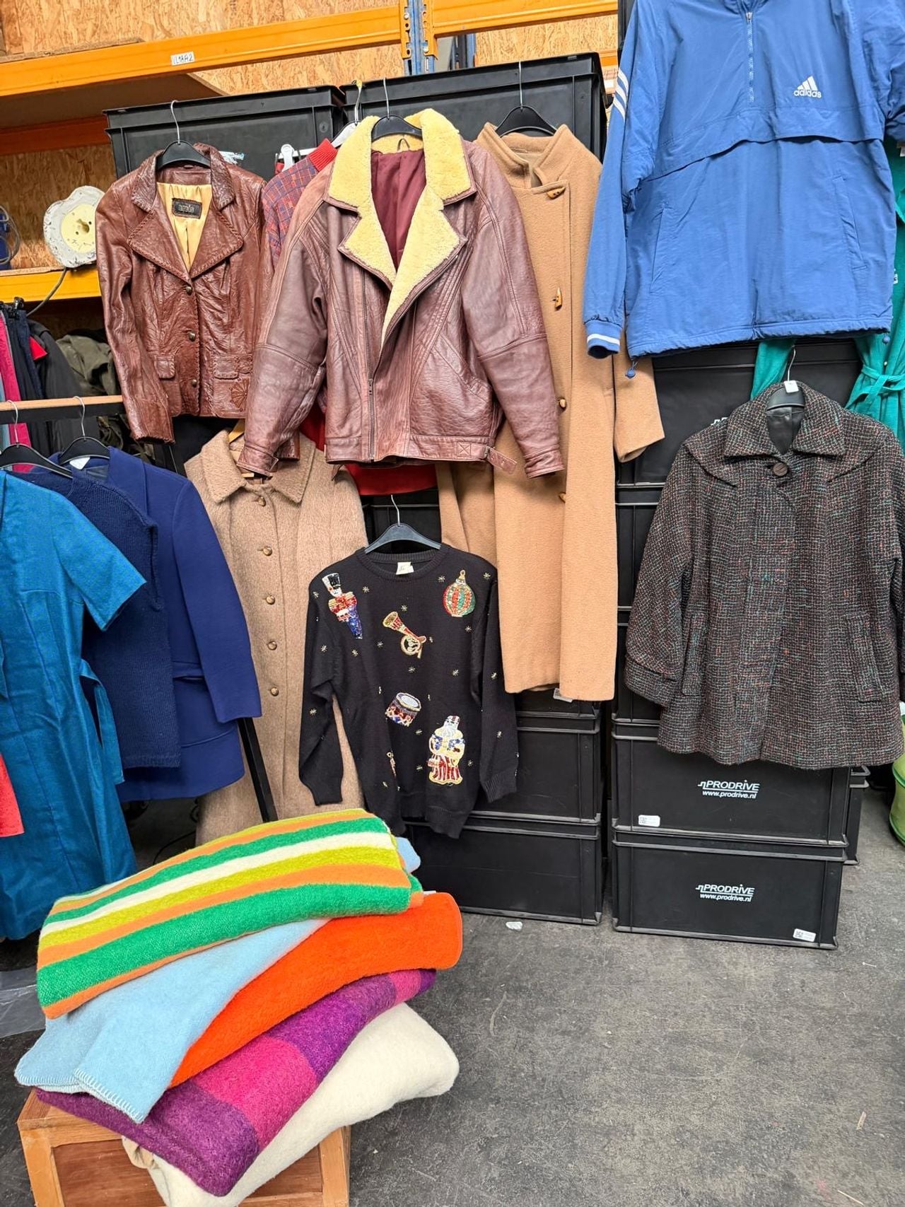 Vintage kleding bij kringloopwinkel Verderest in Valkenswaard (foto: Michel Hoonings/Verderest)