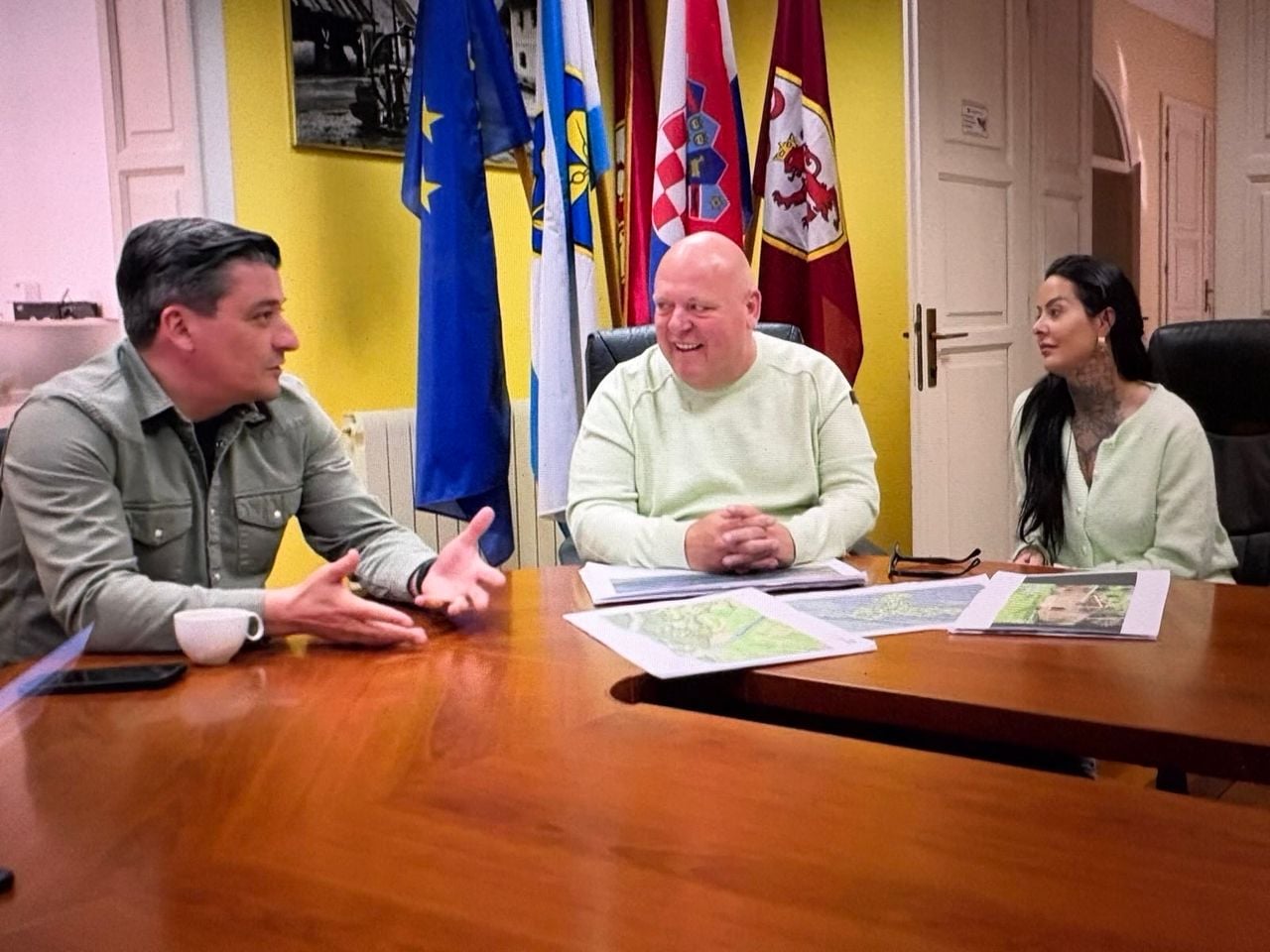 Peter Gillis en zijn vriendin Wendy op bezoek bij de burgemeester.
