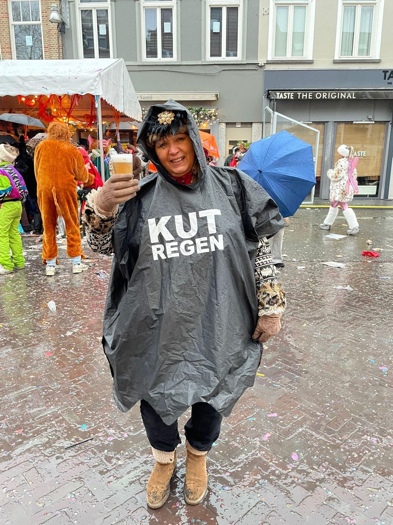 Het regent pijpenstelen in Kielegat, maar dat mag de pret niet drukken (foto: Leon Voskamp / Omroep Brabant).