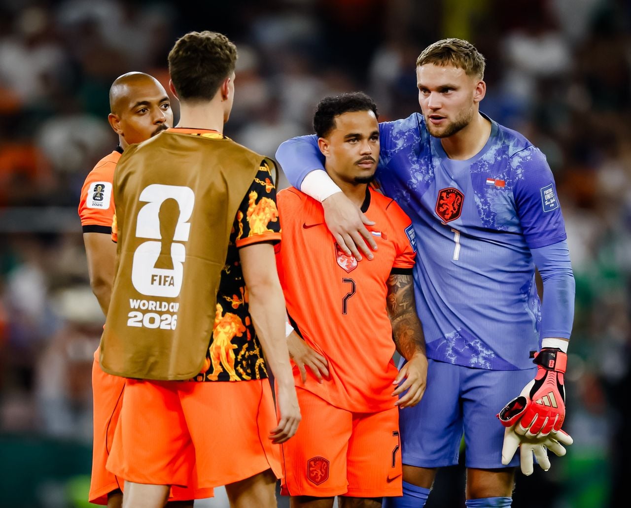 De uitblinkende doelman Bart Verbruggen (rechts) troost Justin Kluivert (foto: ANP 2026/Koen van Weel).