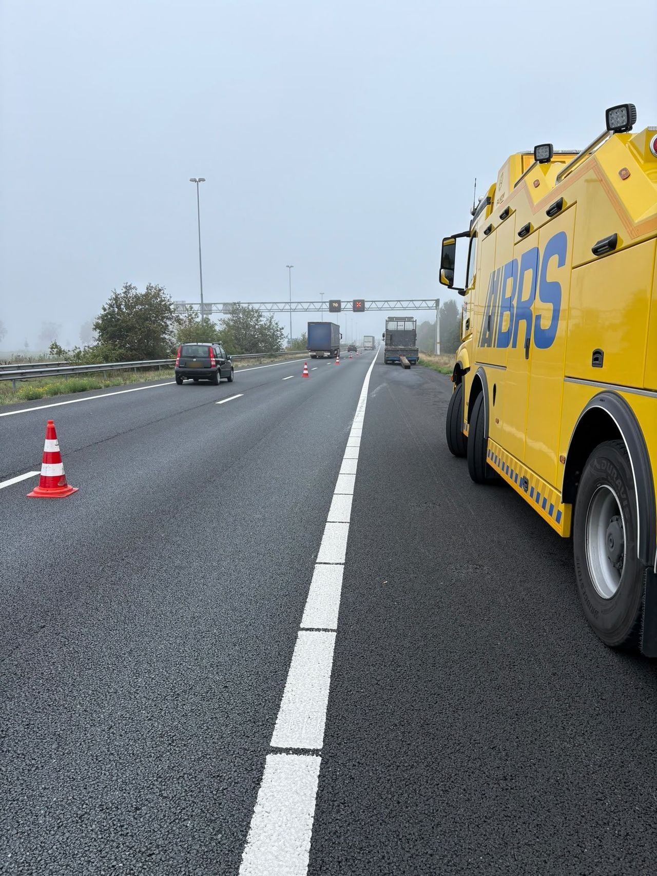 De rechterrijstrook is afgesloten (foto: Rijkswaterstaat).