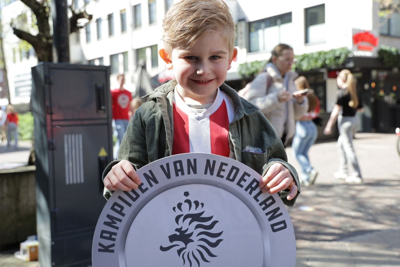 Abel (6 jaar) kwam voor het eerst naar de binnenstad van Eindhoven voor het kampioensfeest van PSV (foto: Lobke Kapteijns). 