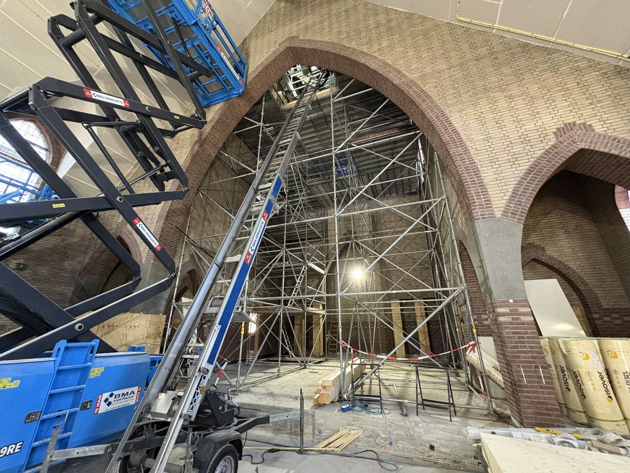 Overal staan hoogwerkers en dwarrelt het stof neer (foto: Karin Kamp).
