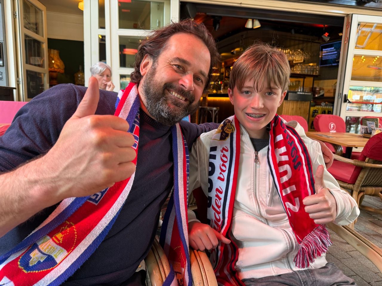 Vader neemt zoon mee naar de playoffs (foto: Jan Peels).