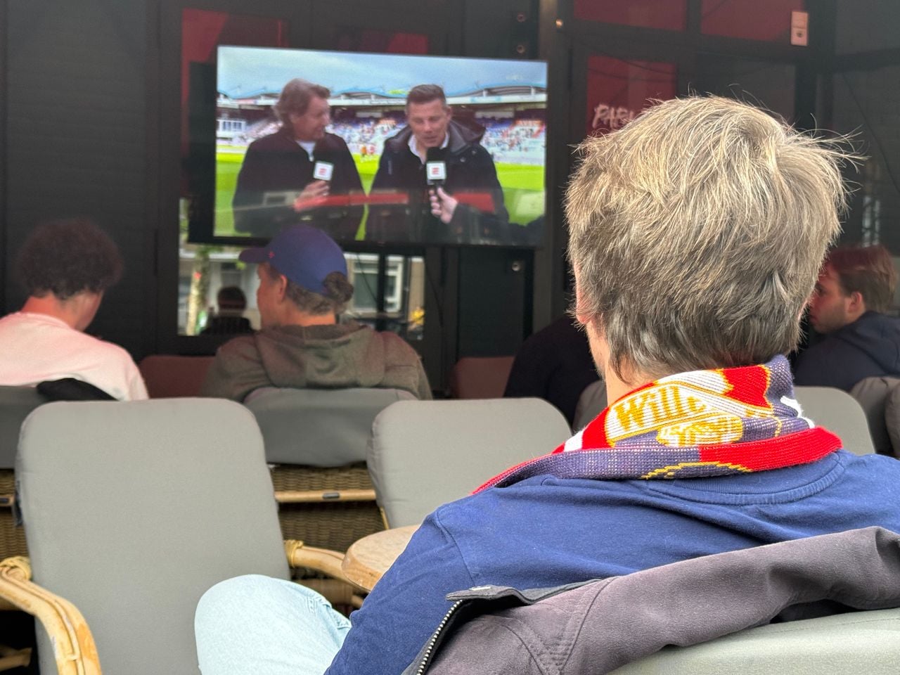 De supporters zitten al klaar voor de televisie (foto: Jan Peels).