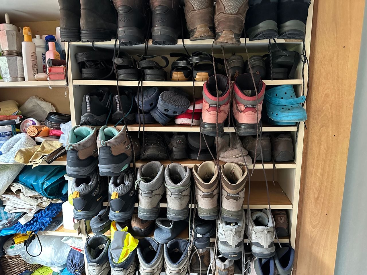 De kast vol wandelschoenen van Blanche (foto: Floortje Steigena).