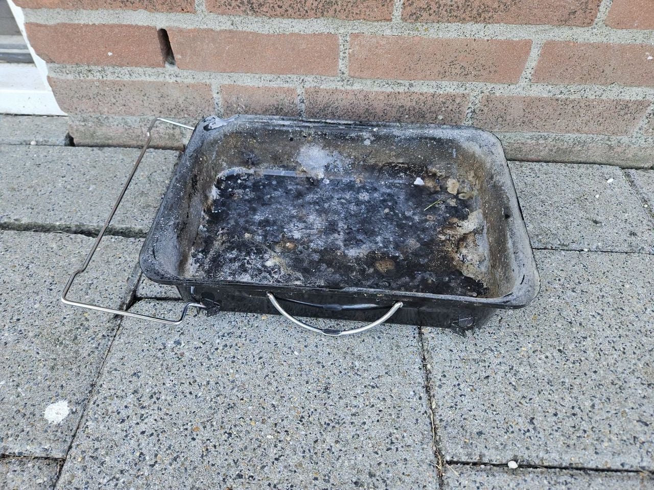Achtergelaten barbecue langs het veld (foto: WVV'67).