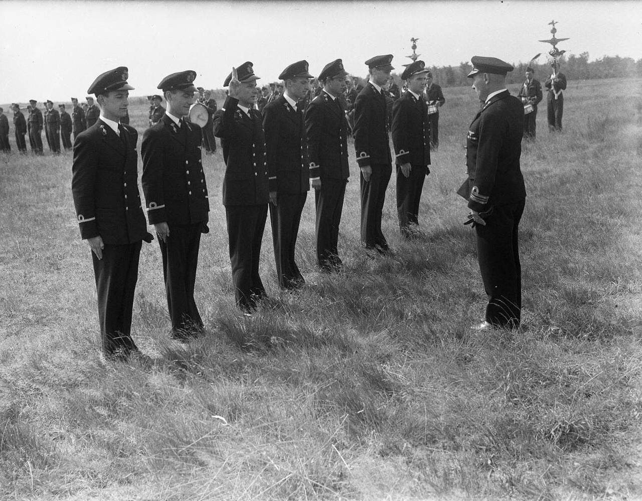 Piloten ontvangen op 5 augustus 1947 op Gilze-Rijen hun wings na het afronden van hun opleiding (foto: Noske, J.D. / Anefo/Nationaal Archief).