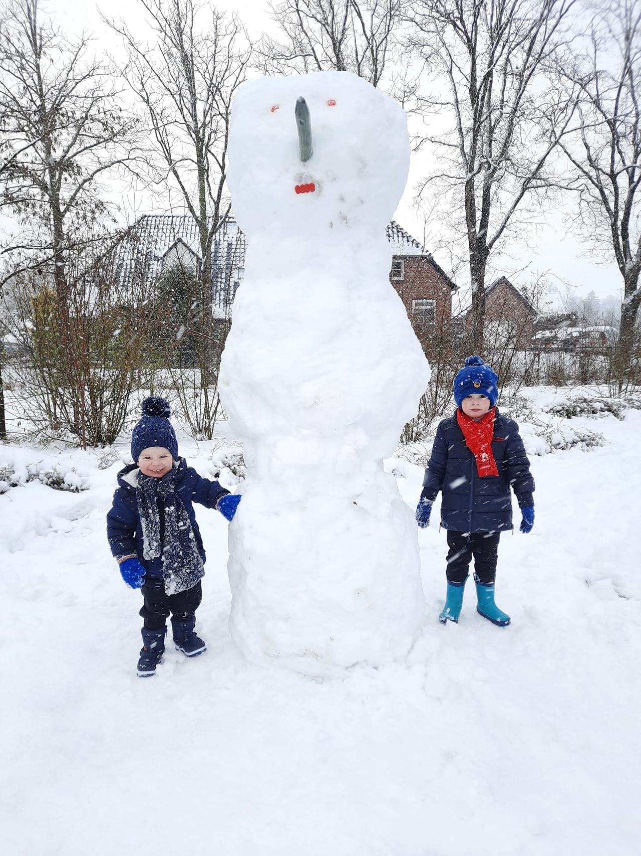 Jules en Lucas hebben met hun vader een grote sneeuwpop gemaakt (foto: Susan de Laat).