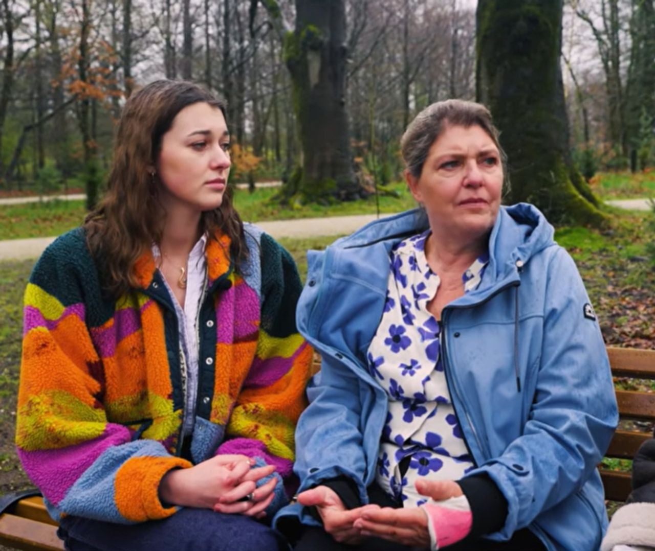 Zus Noa en moeder Esther in de aflevering van BOOS (foto: YouTube BOOS).