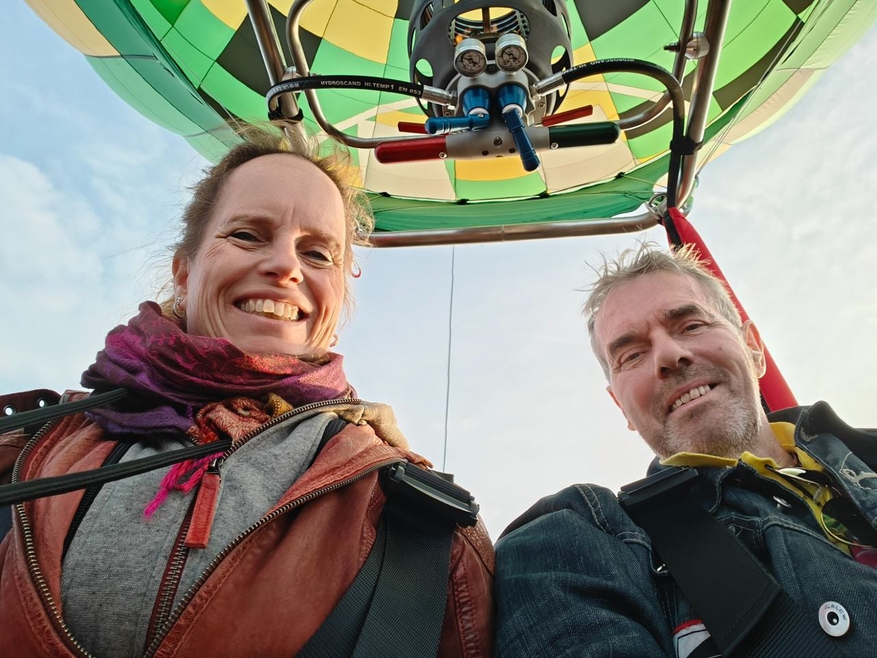 Coen en Annelies zweven boven Eindhoven (foto Coen van den Heuvel).
